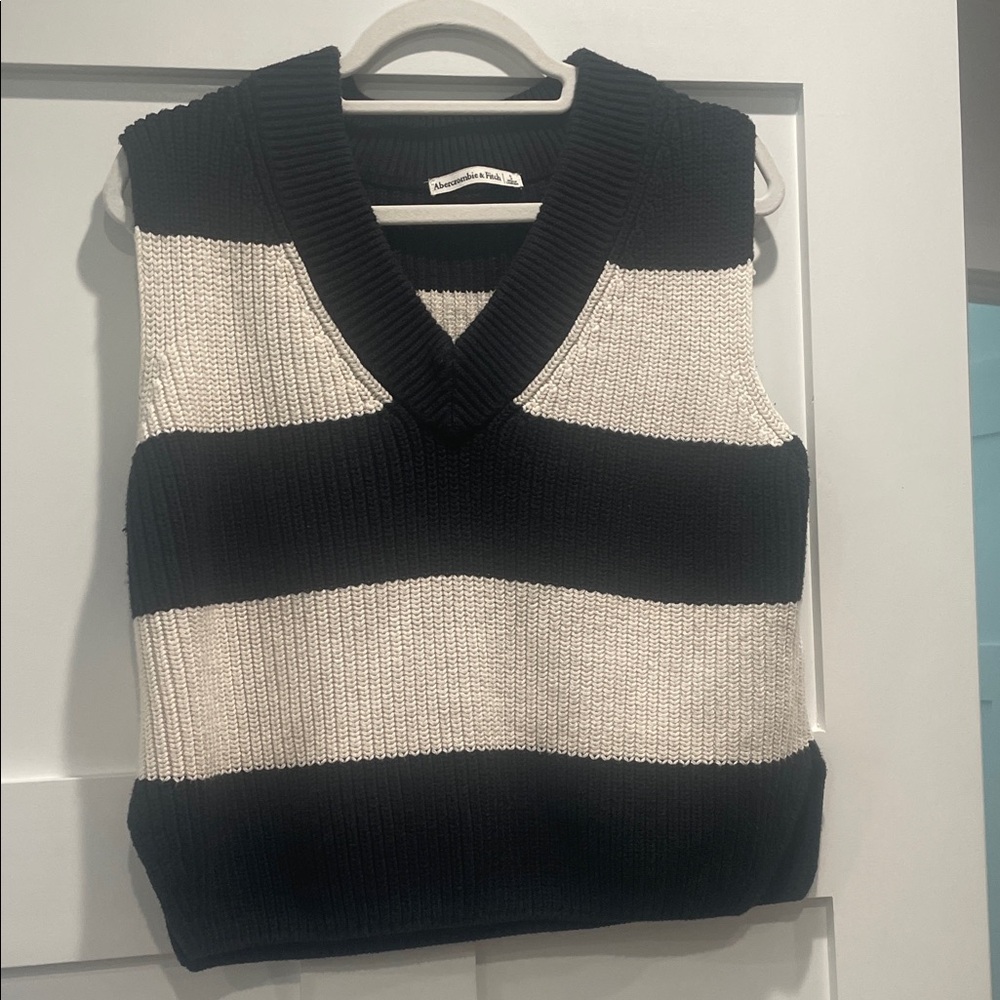 Abercrombie & Fitch Black and White V-Neck Sweater Vest